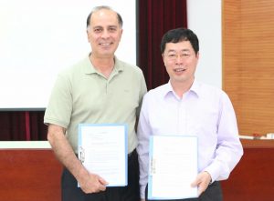 Dr. Khosro Khodayari (left) and Mr. Sun Guoging (right) 