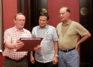 Lino Rondon receives his award from Paul French (left) and Khosro Khodayari (right)